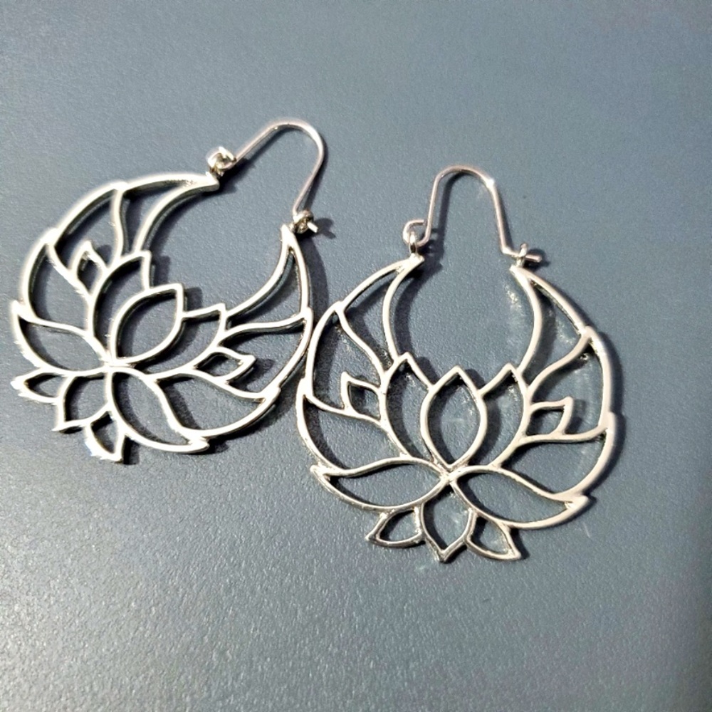 (Silver Color) Lotus Earrings
